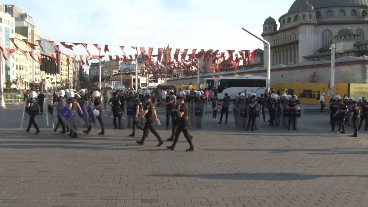 Taksim e çıkmaya çalışan gruba polis müdahalesi