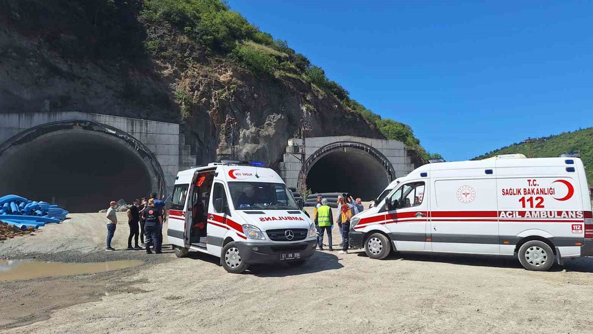 Trabzon da inşaat iskelesi çöktü