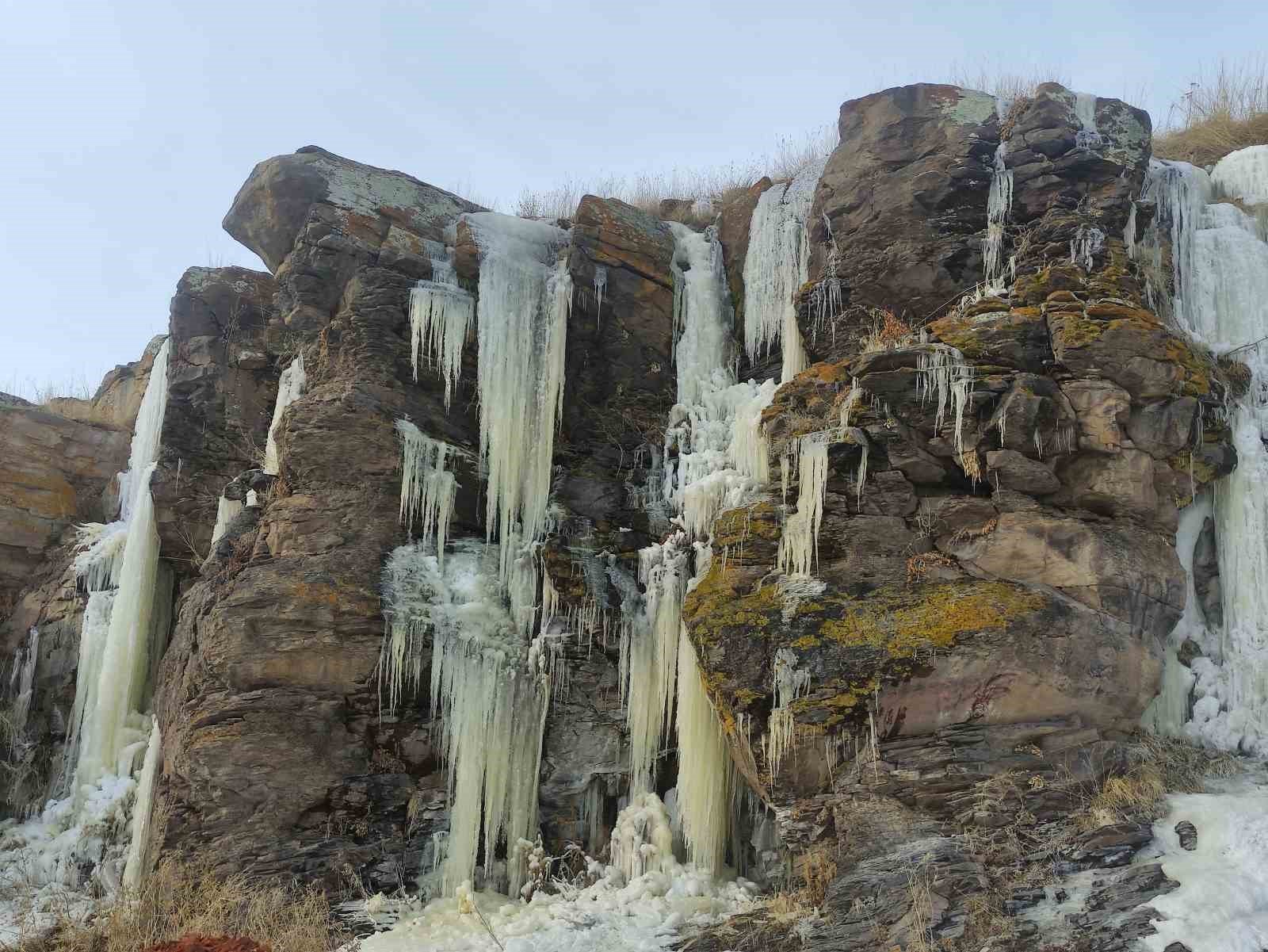 Ardahan’da buz sarkıtlarının görsel şöleni