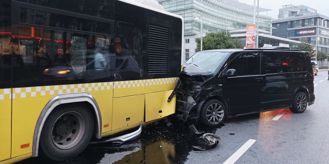 Tur minibüsü dehşet saçtı! 2 yaralı