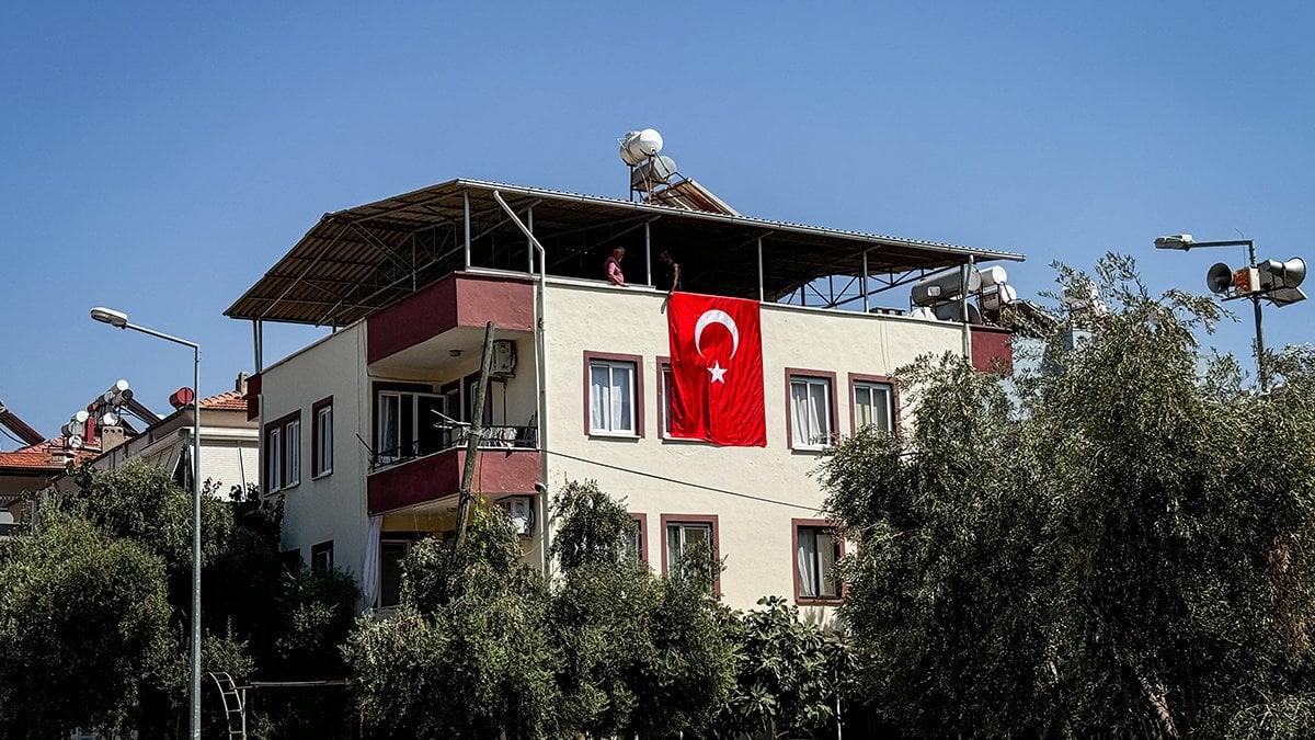 Ayşenur Ezgi Eygi nin Didim deki dede evine Türk bayrakları asıldı