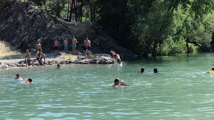 Tunceli de doğal plaj keyfi