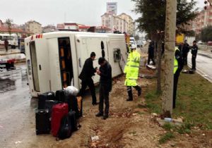 Turistleri Taşıyan Minibüs Devrildi