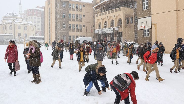 Yoğun kar yağışı nedeni ile okullar tatil edildi