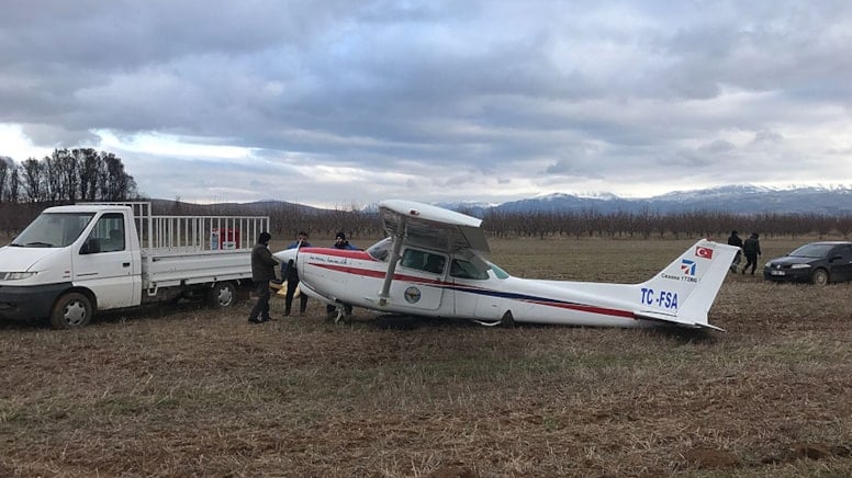 Eğitim uçağı Denizli ye sert iniş yaptı: 1 yaralı