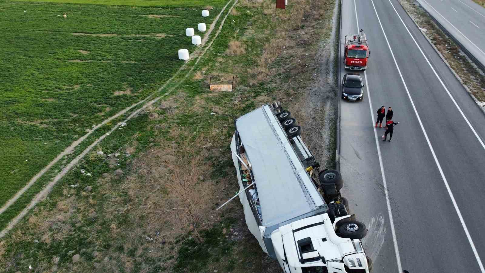 Temizlik malzemesi yüklü tır devrildi!