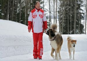 Putin Köpekleriyle Kar Keyfi Yaptı: