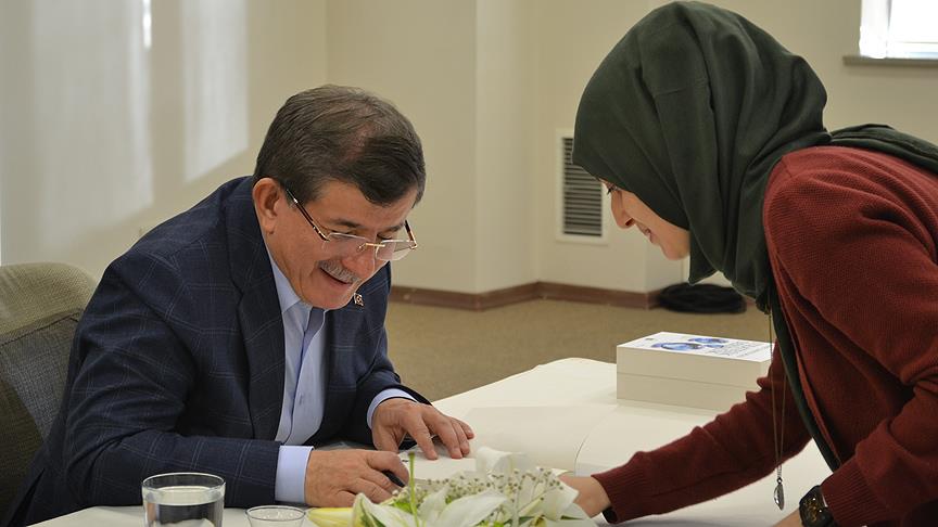  Medeniyetler ve Şehirler  Ahmet Davutoğlu kitabını imzaladı