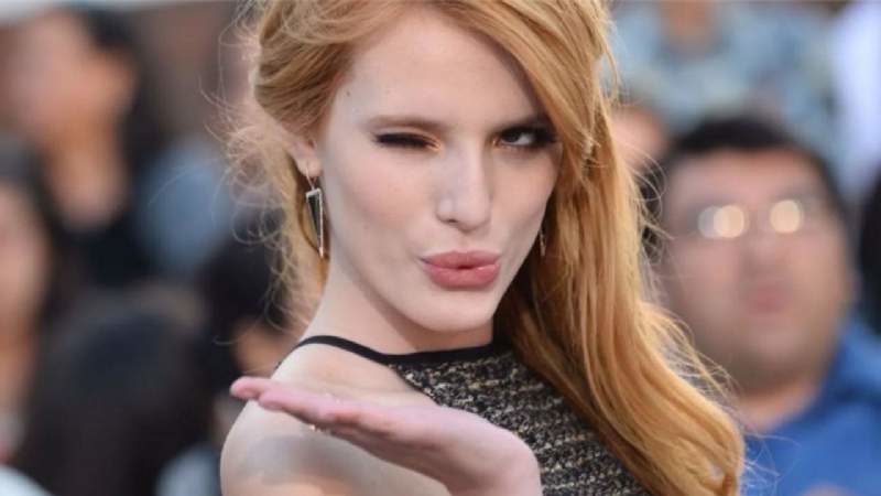 Bella Thorne den minicik bikiniyle poz