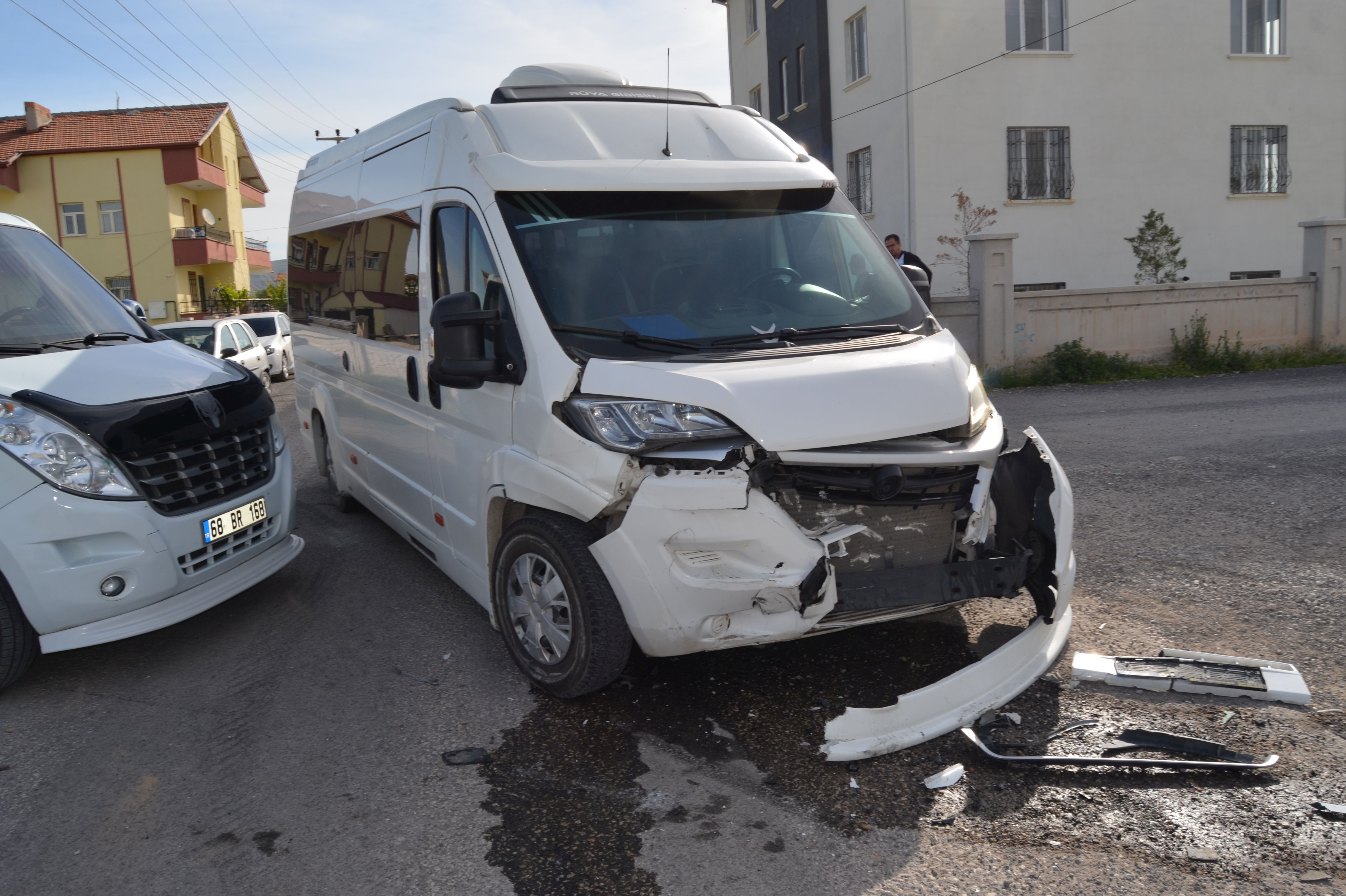 Öğrenci servisi ile TIR çarpıştı: 11 yaralı