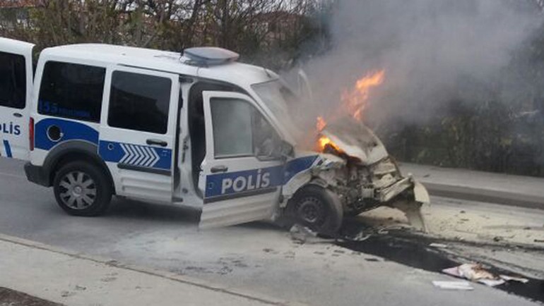 Polis aracı kamyona çarptı!