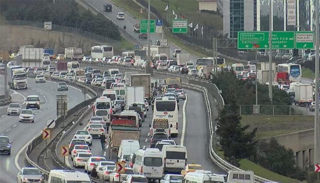 İstanbul da kar alarmı trafiği