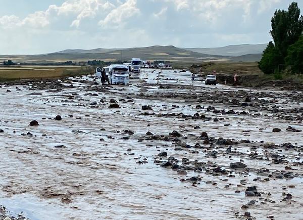 Ağrı da sel nedeniyle kapanan yol trafiğe açıldı