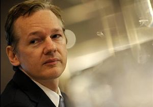 Julian Assange Neden Kadın Kılığına Girdi ? 