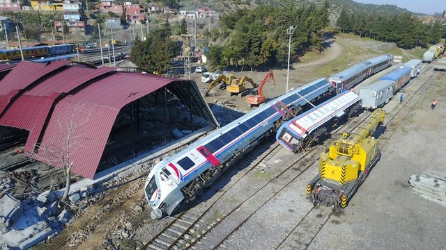 Depremin şiddetiyle park halindeki trenler devrildi