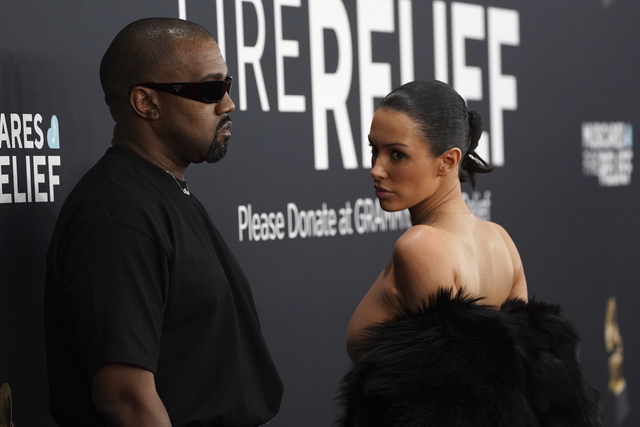 Kanye West ve kırmızı halıya çıplak çıkan eşi Bianca Censori Grammy den kovuldu!