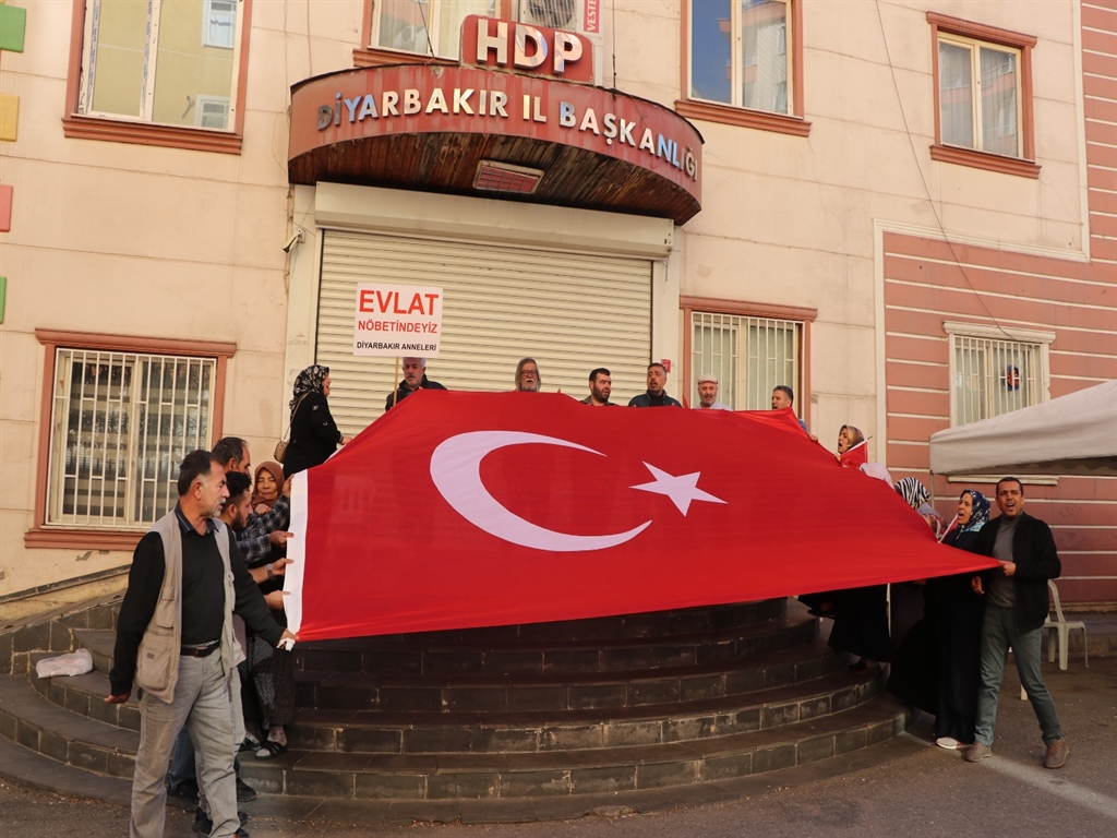 Evlat nöbetindeki aileler, Ankara’daki terör saldırısını lanetledi