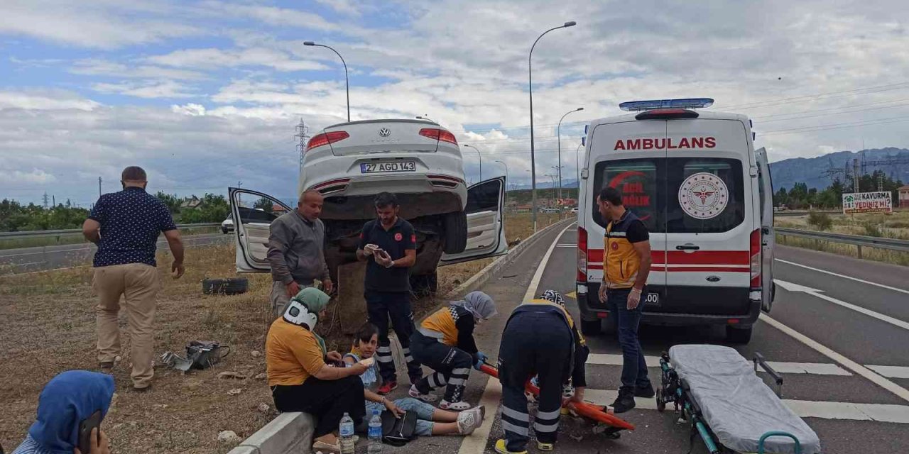 Kontrolden çıkan işçi servisi direğe çarptı: 6 yaralı