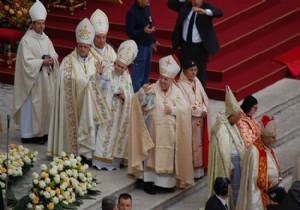 Vatikan da İki Papa Büyük Bir Ayinle  Aziz  İlan Edildi!