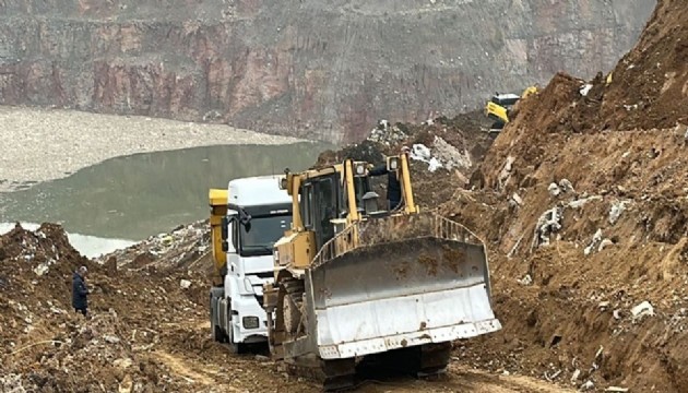 Gebze'de felaket: 6 kamyon birden böyle asılı kaldı