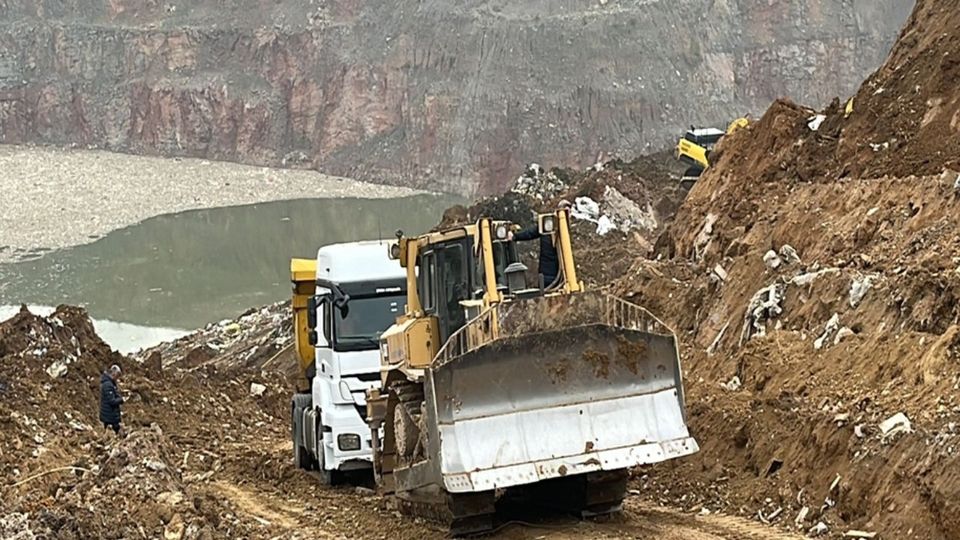 Gebze de felaket: 6 kamyon birden böyle asılı kaldı