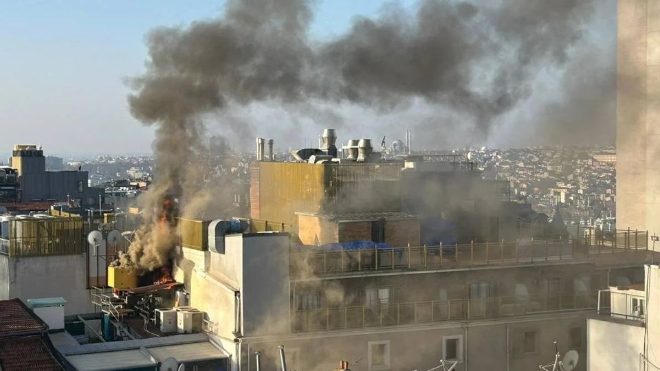 Beyoğlu nda korkutan otel yangını