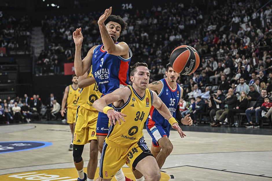 Anadolu Efes ten ALBA Berlin e 25 sayı fark