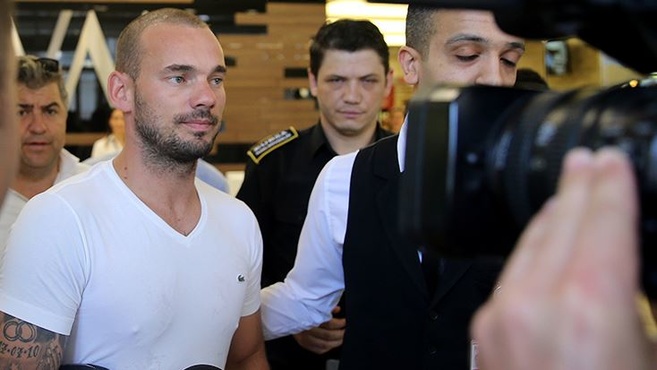 Sneijder Türkiye den ayrıldı