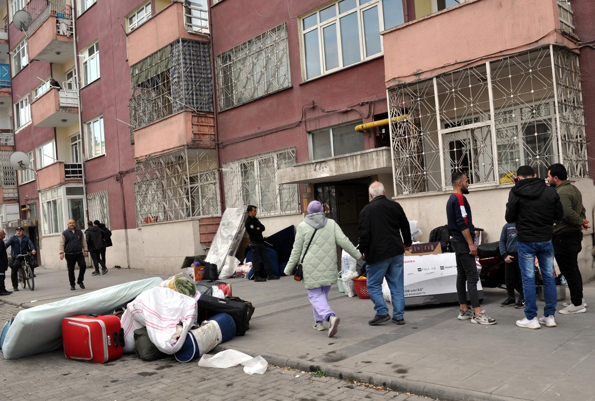 Kayseri de, ağır hasarlı 5 katlı bina boşaltıldı