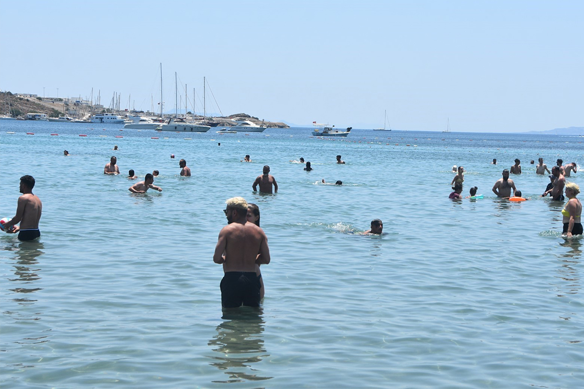 Bodrum da bayram nüfusu 1 milyona aştı, sahiller doldu taştı