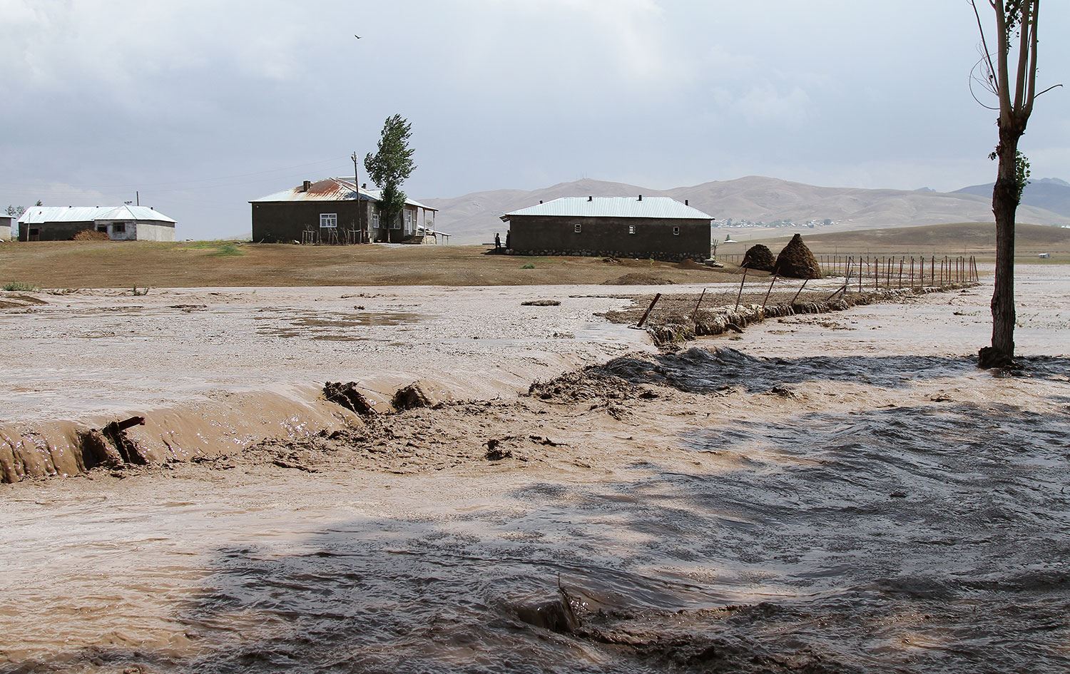 Van da sağanak sonrası sel meydana geldi