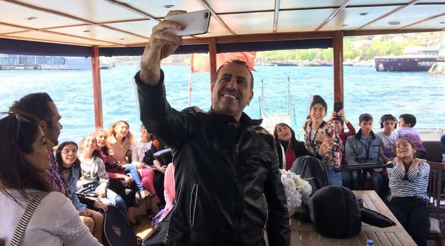 Haluk’tan yeni evli çifte minik koro jesti