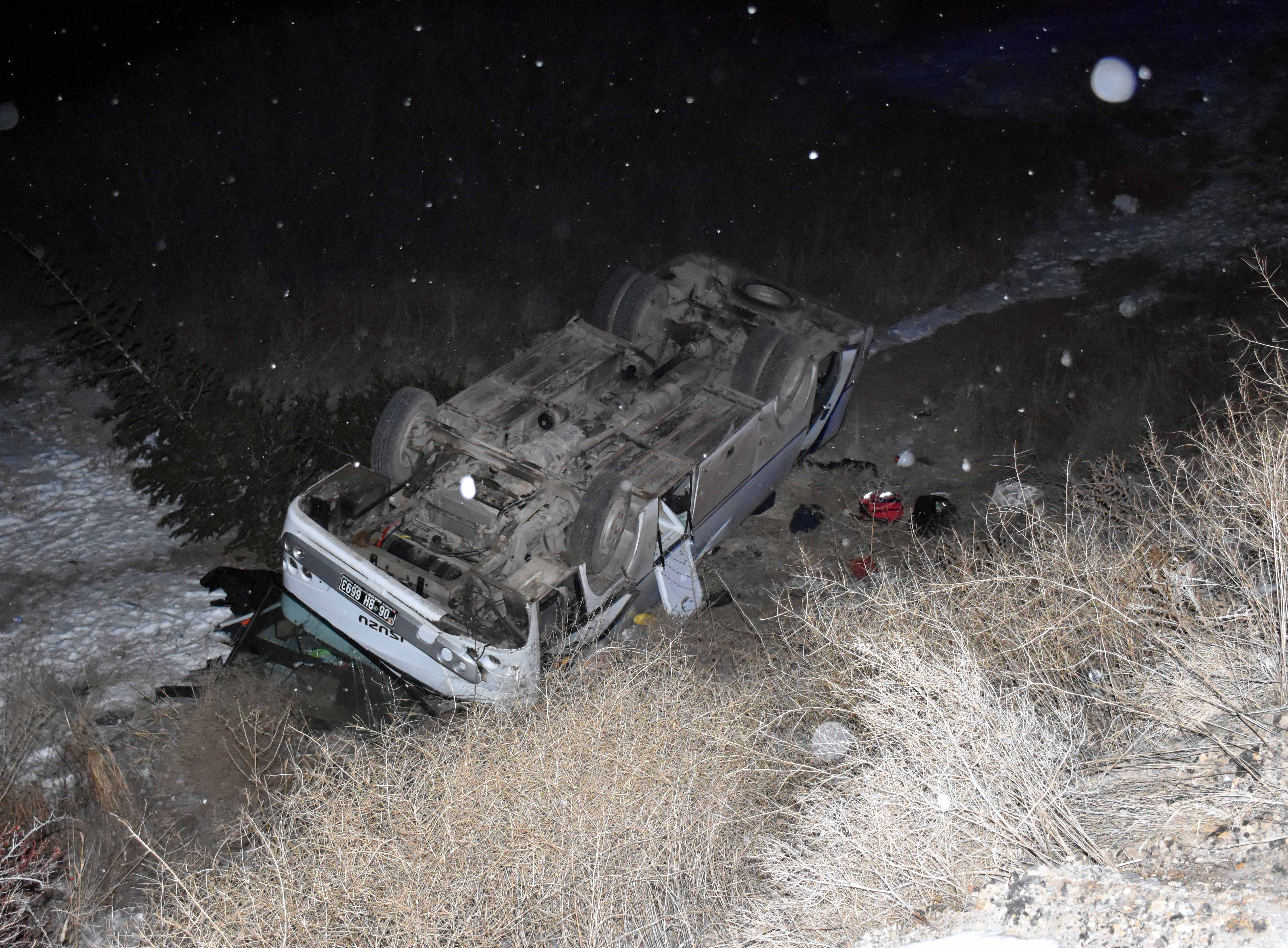 Deprem bölgesinden dönen kurtarma ekibi kaza yaptı: 13 yaralı