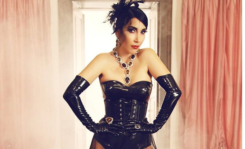 Hande Yener rüzgarın azizliğine uğradı