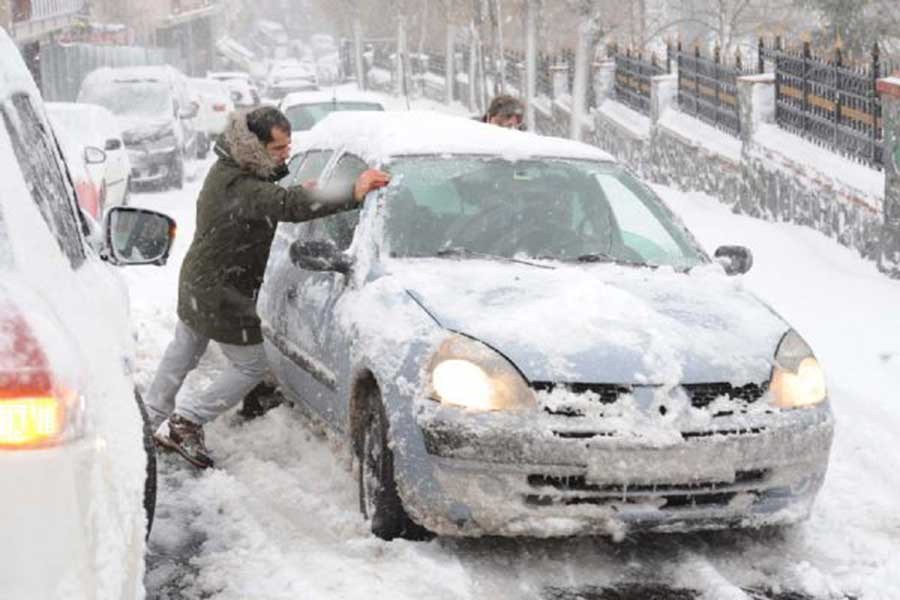 İstanbul da karın ortasında kalan sürücülerin zor anları!