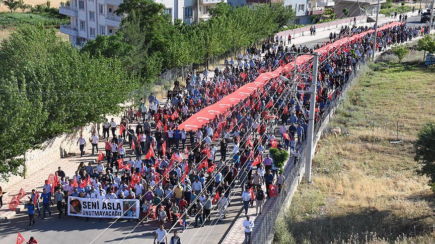 Kozluk şehit öğretmen için yürüdü