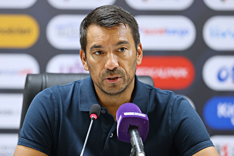 Van Bronckhorst ayrılması muhtemel iki ismi açıkladı