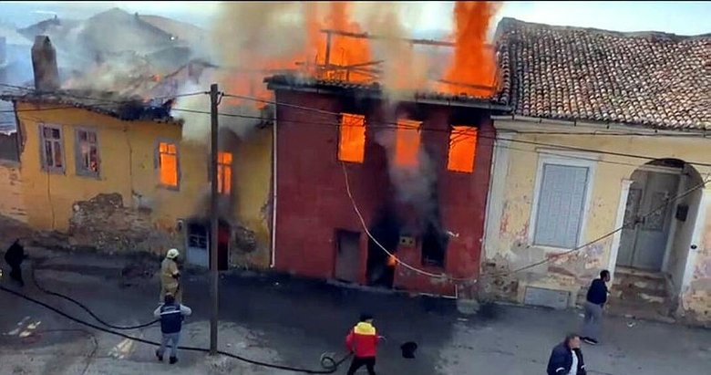 Tokat ta alevlerin sardığı evdeki 3 kişi hayatını kaybetti