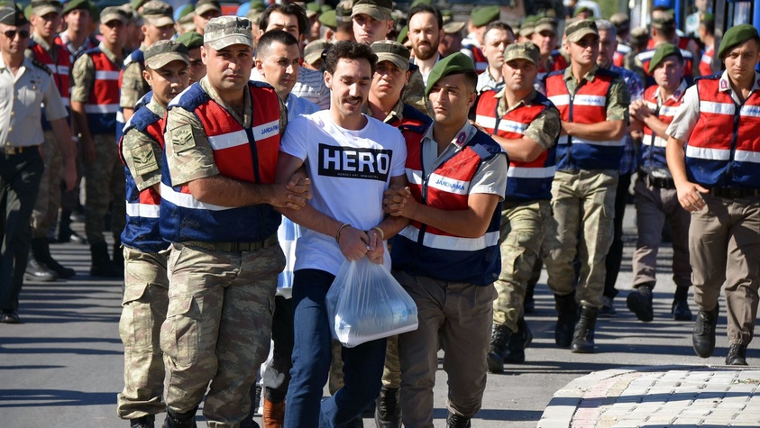 Duruşmaya  kahraman lı tişörtle geldi