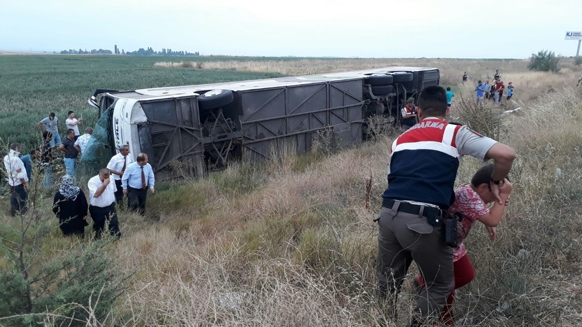 Otobüs devrildi: 5 ölü, 36 yaralı