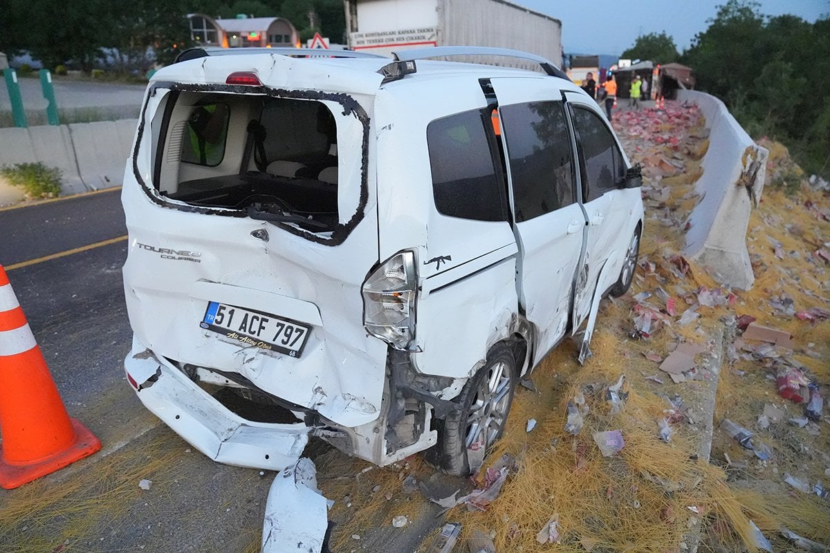 Bolu da feci kaza: Otomobil tırın altında kaldı