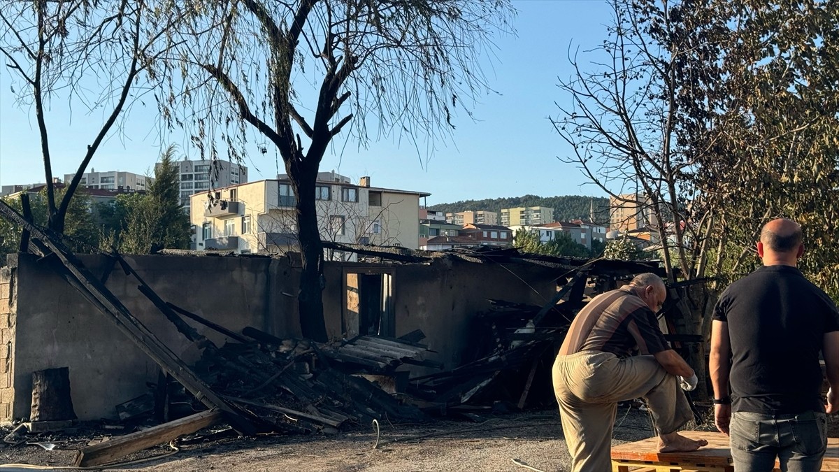 İstanbul da depo yangını: Ekipler müdahale ediyor