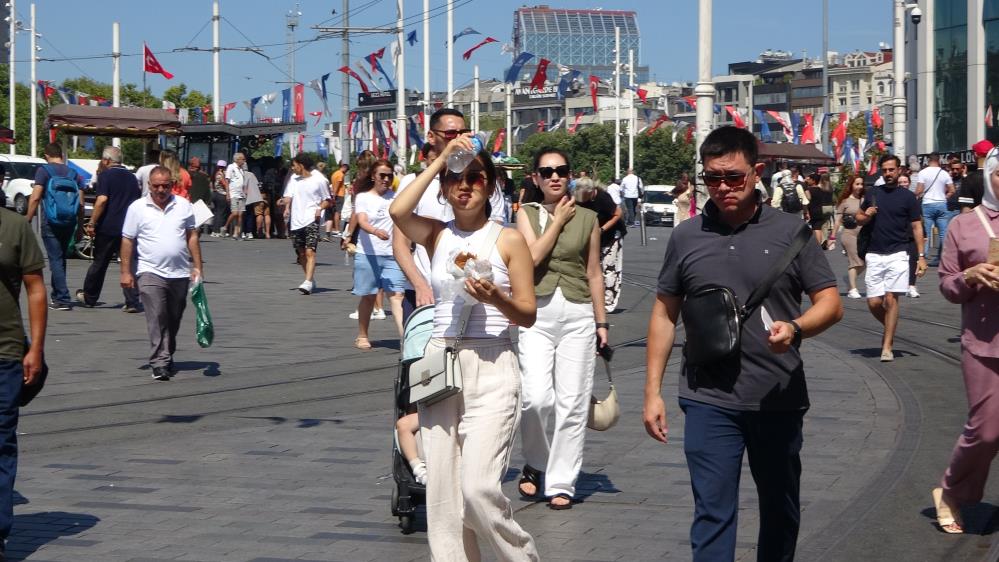 Taksim e gelenlerin sıcak havayla imtihanı: Termometreler 40 dereceyi gösterdi