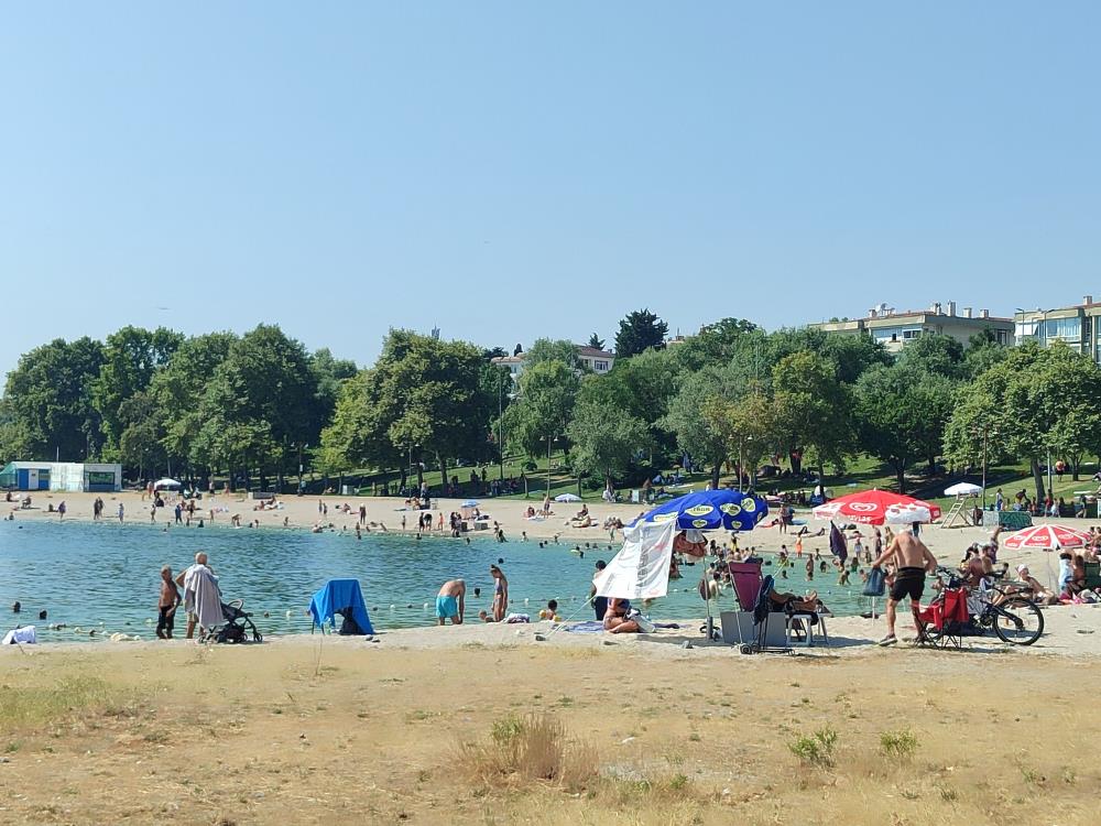 İstanbul da sıcaktan bunalanlar Yeşilköy Sahiline koştu