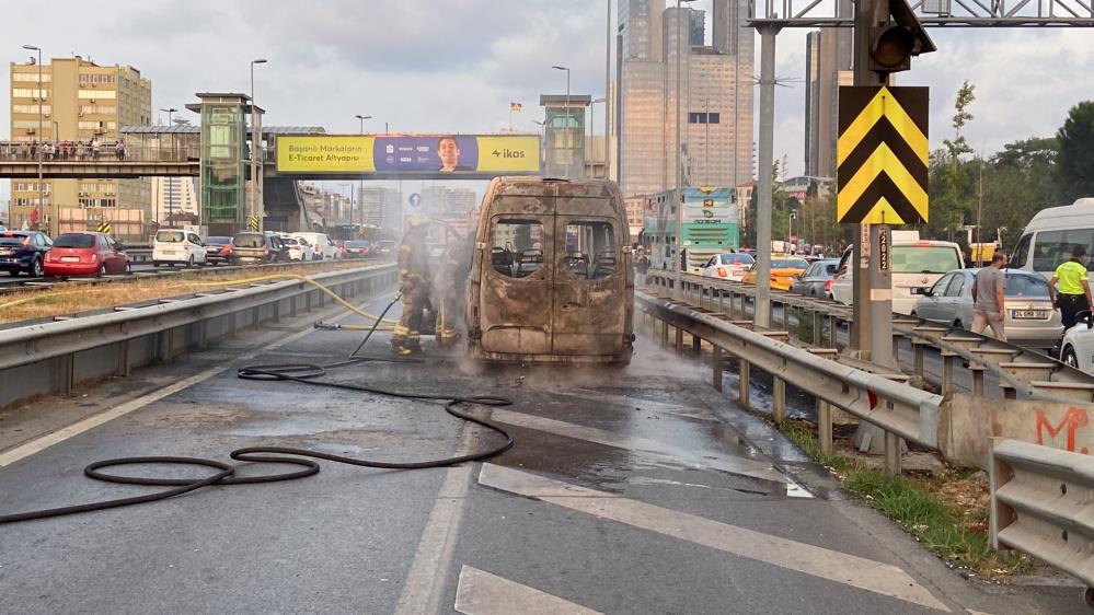 E5’te minibüs yandı: Trafik durma noktasına geldi