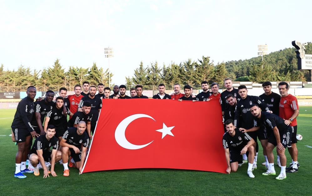 Beşiktaşlı futbolculardan Cumhuriyet in 100. yılı kutlaması