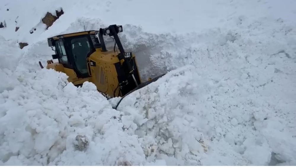 Şırnak ta kar kalınlığı iş makinasının boyunu aştı