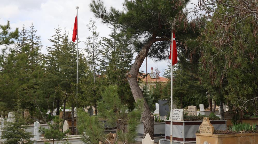 Şehit mezarlarında  Türk bayrağı yok  iddiası yalan çıktı