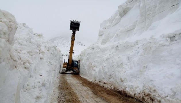 Yüksekova’da mayıs ayında 6 metrelik kar tünelleri şaşırtıyor