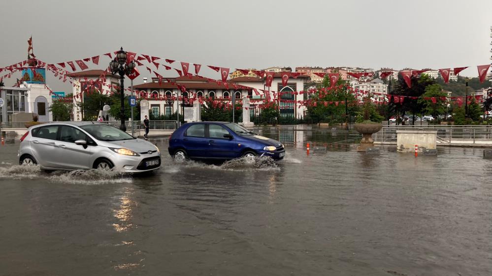 Ankara da sağanak sonrası yollar göle döndü